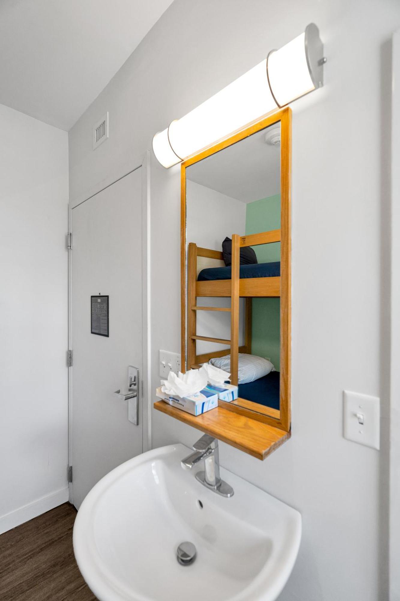 The Quisby Hotel New Orleans Room photo