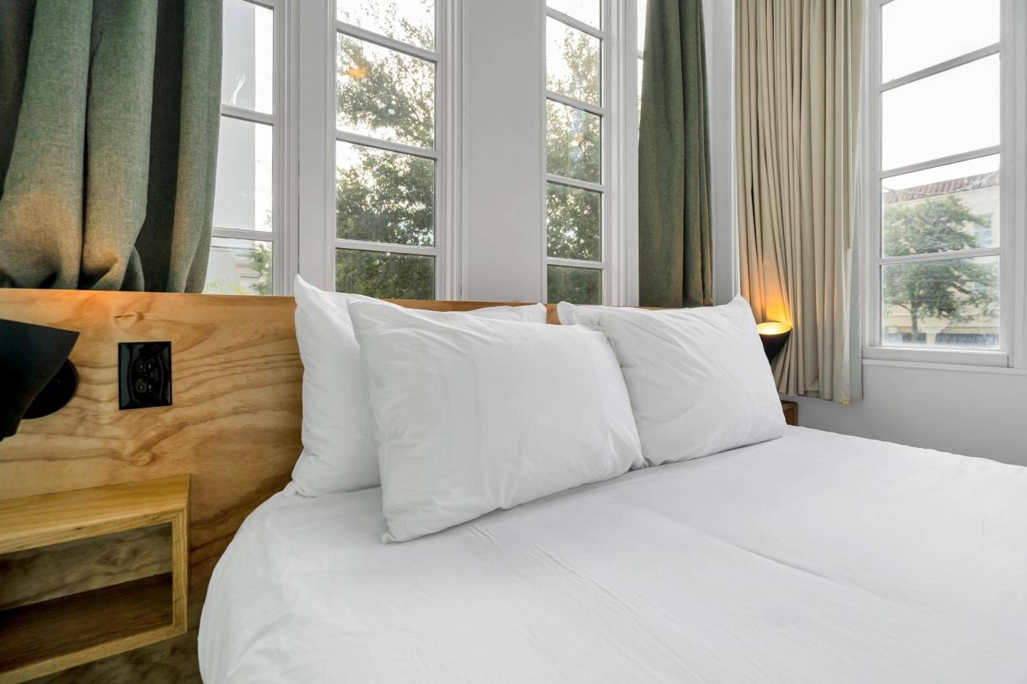 The Quisby Hotel New Orleans Room photo