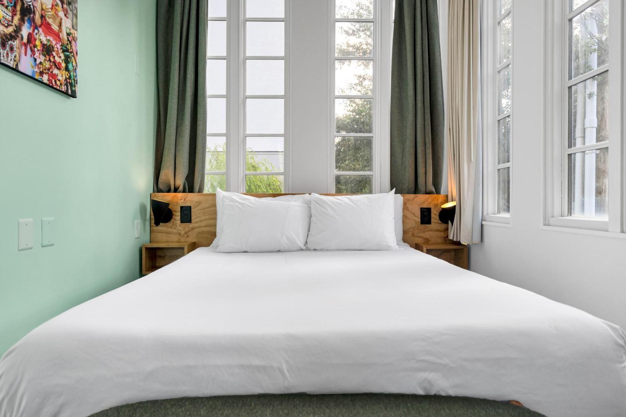 The Quisby Hotel New Orleans Room photo