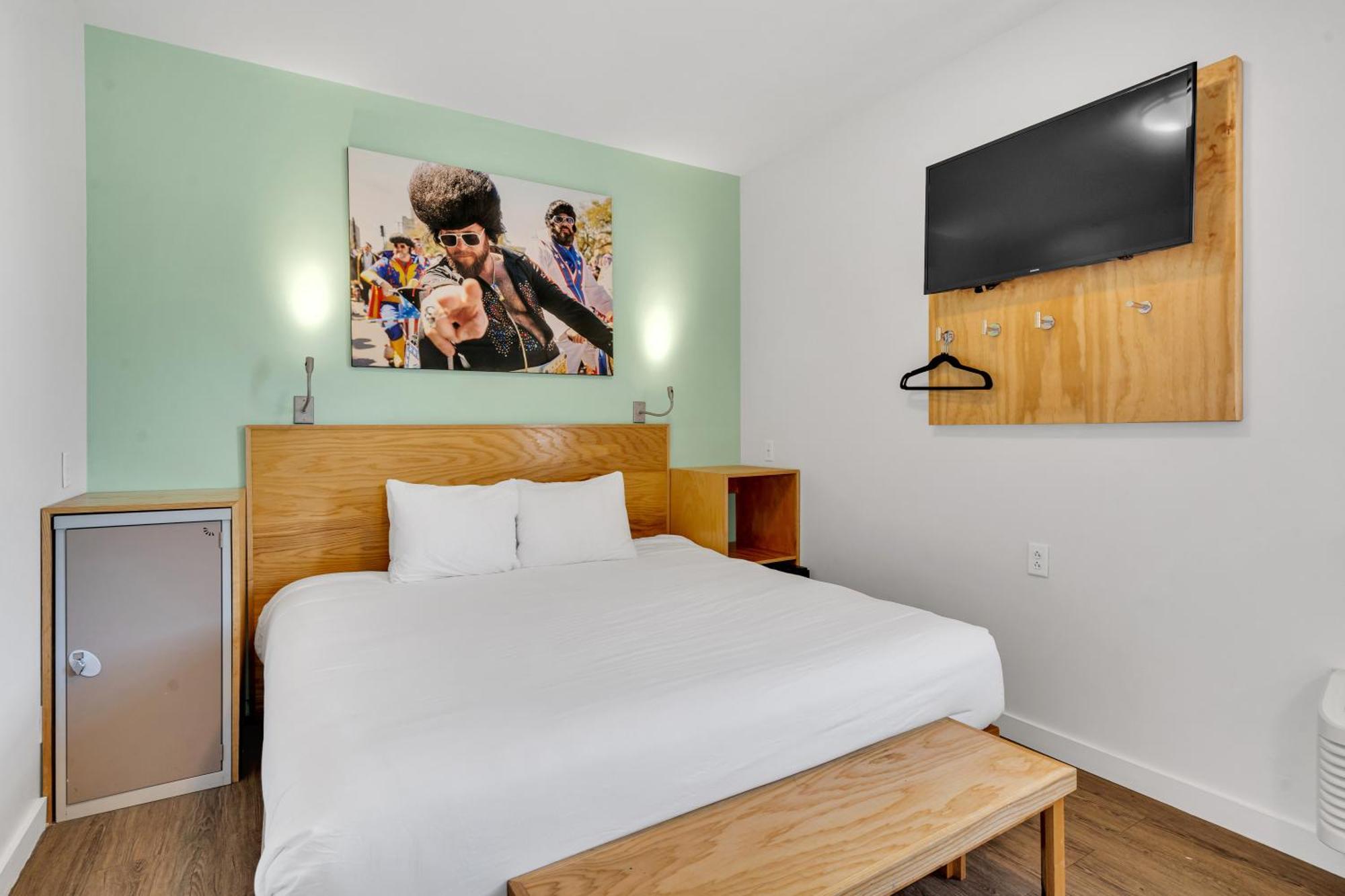 The Quisby Hotel New Orleans Room photo