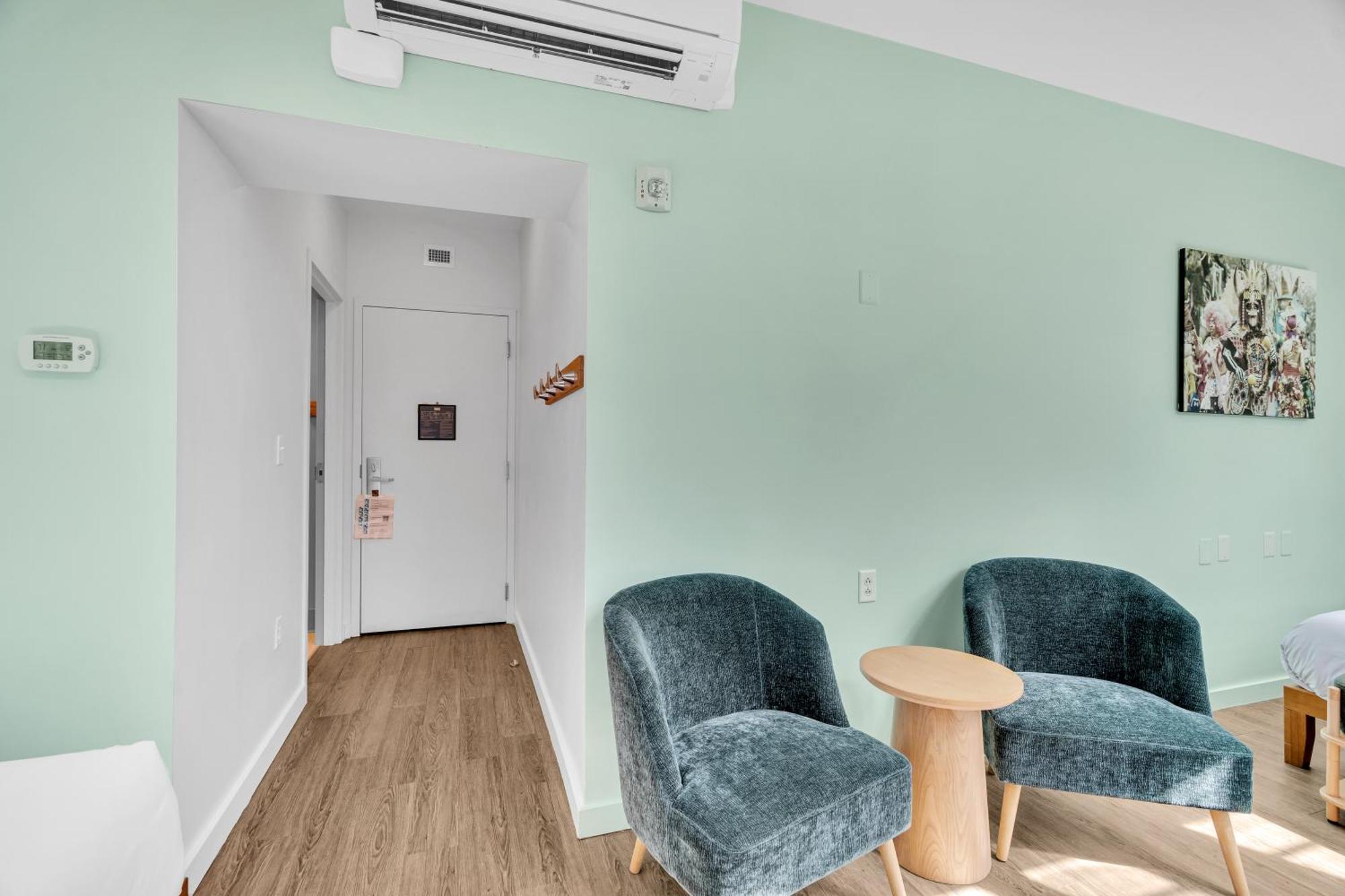 The Quisby Hotel New Orleans Room photo