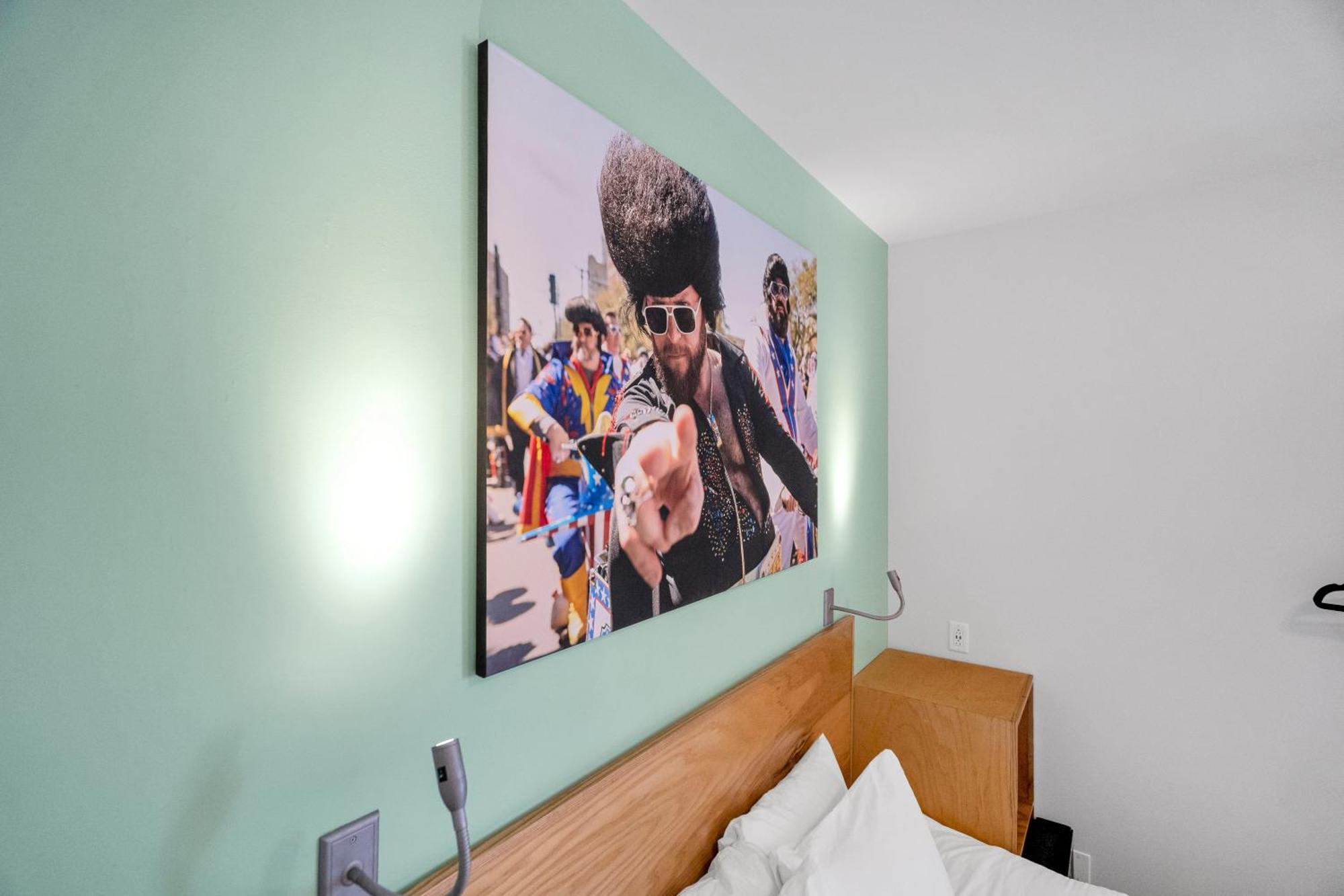 The Quisby Hotel New Orleans Room photo