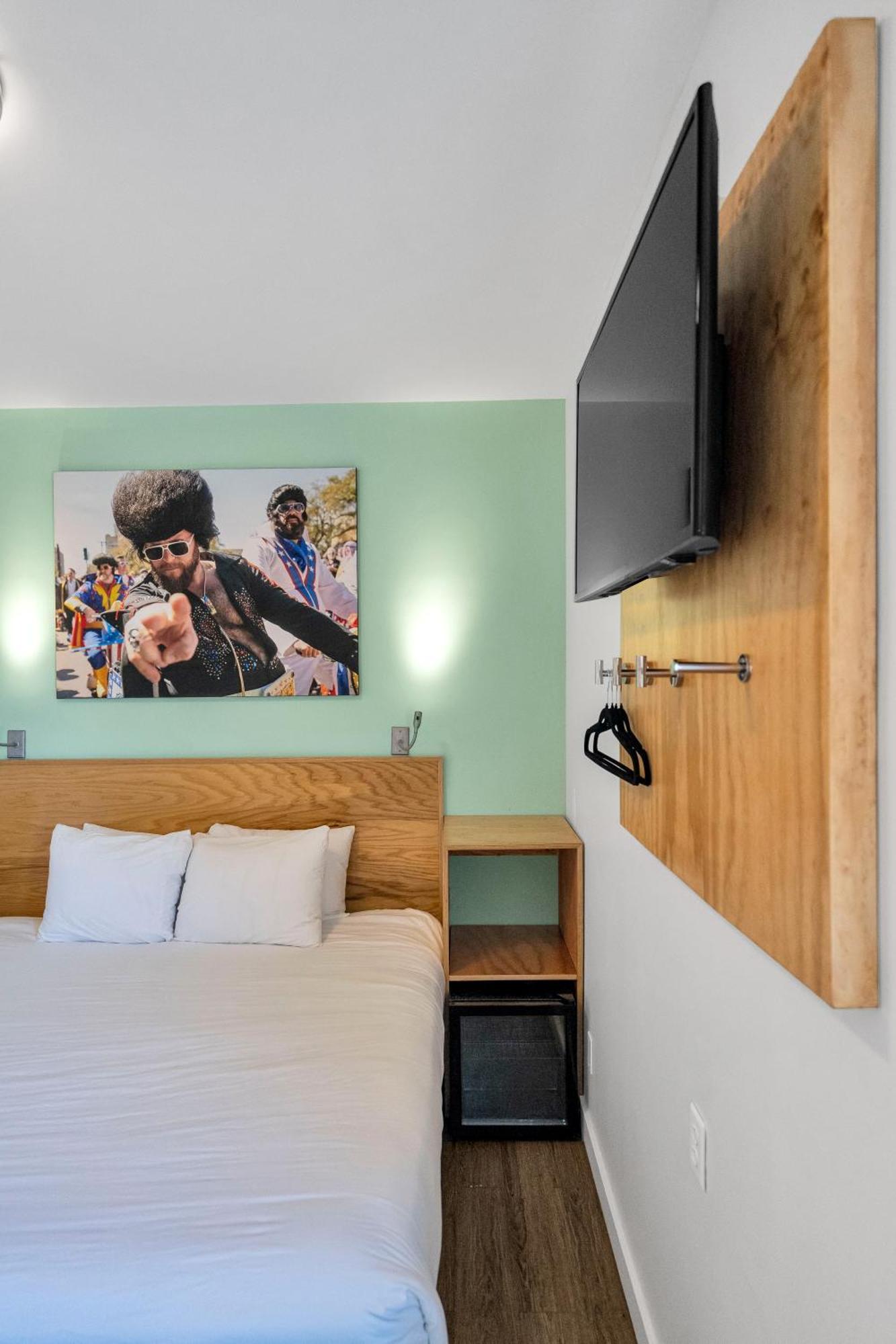 The Quisby Hotel New Orleans Room photo