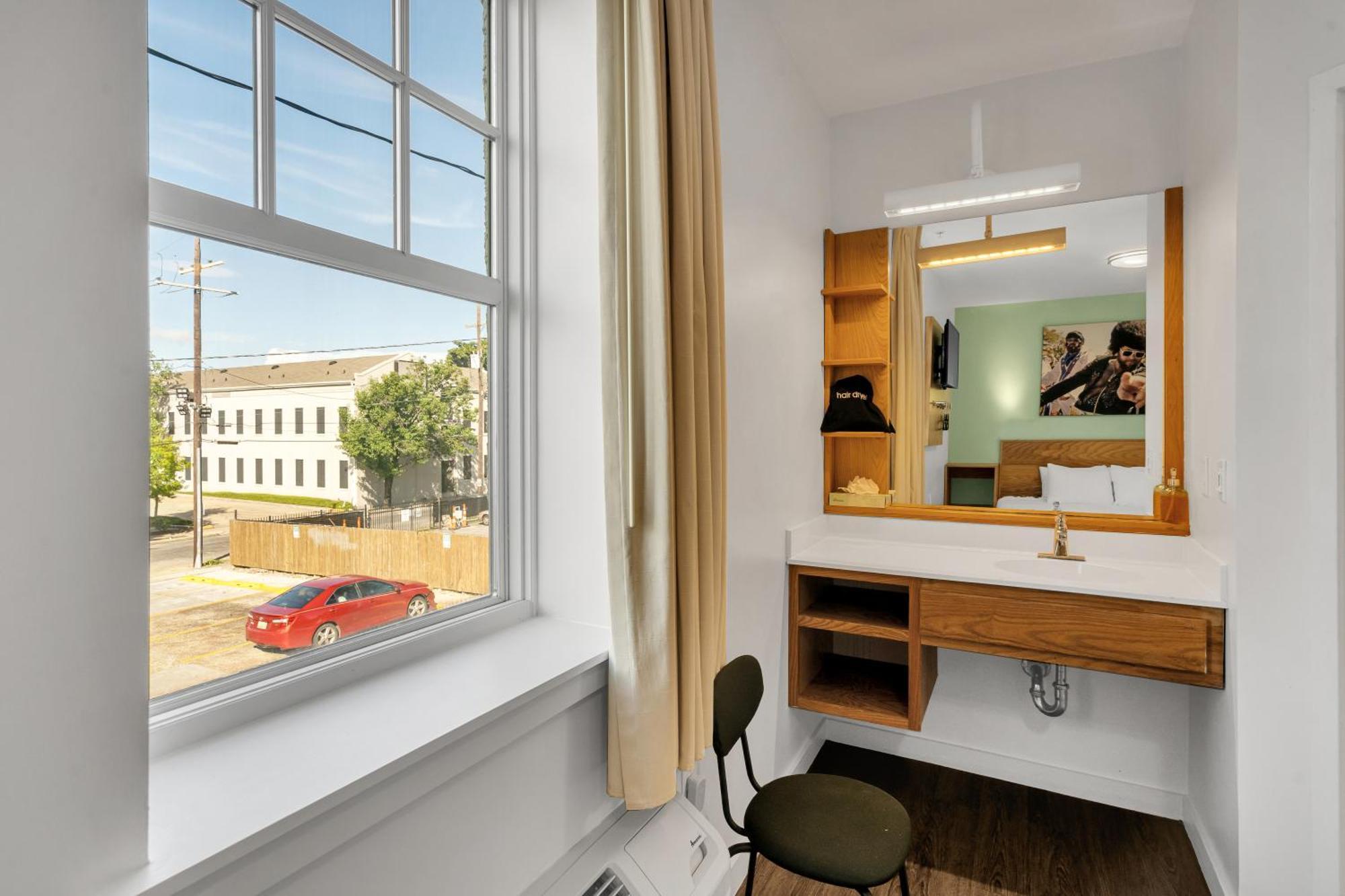 The Quisby Hotel New Orleans Room photo