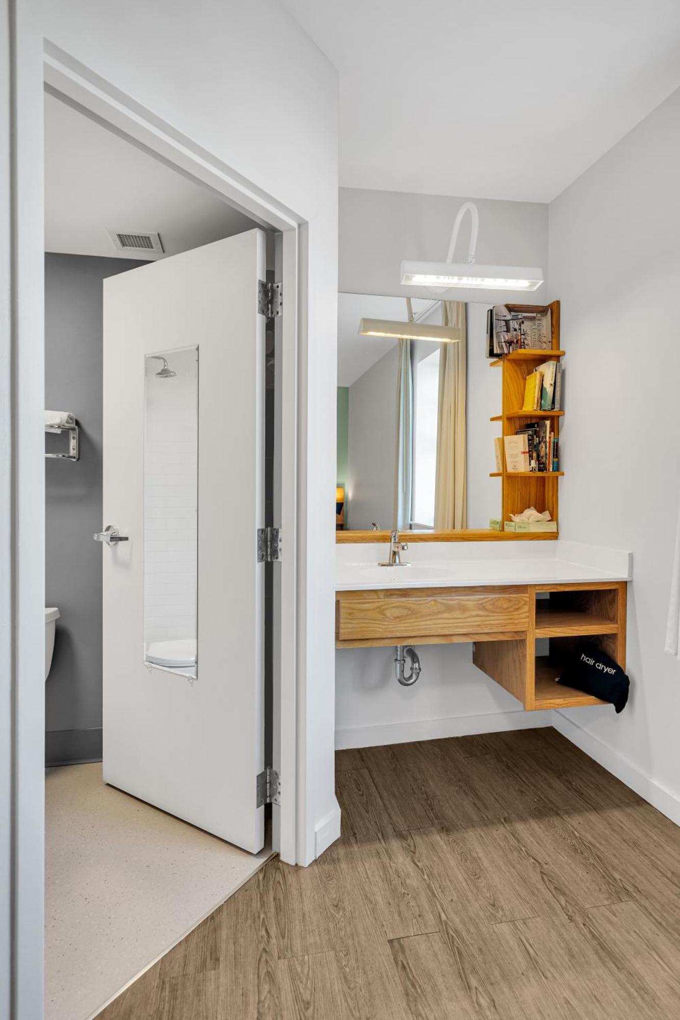 The Quisby Hotel New Orleans Room photo