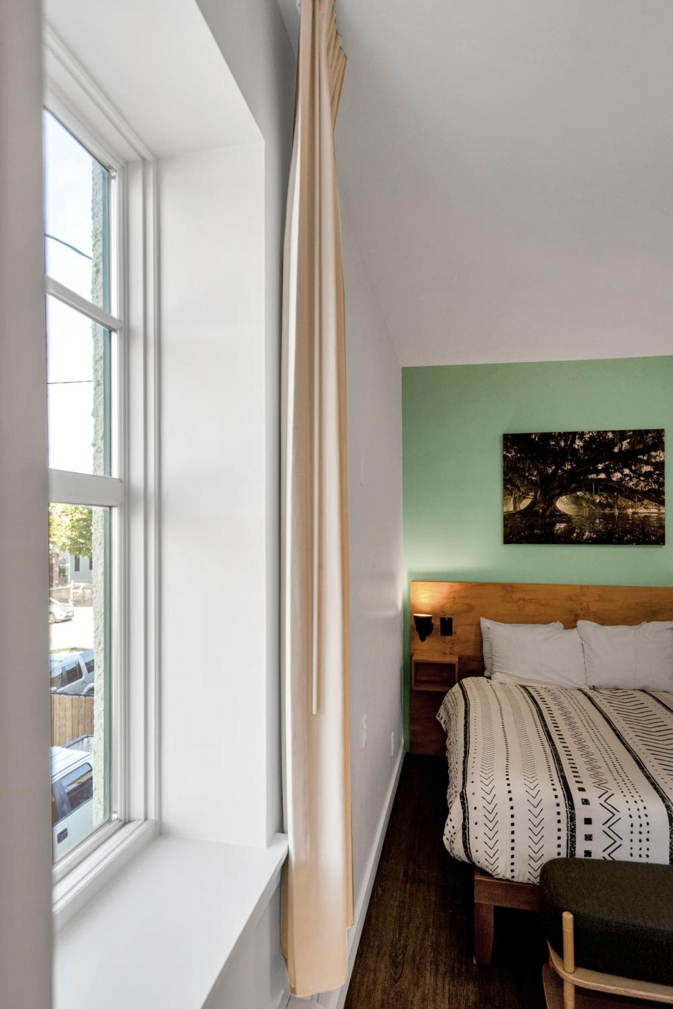The Quisby Hotel New Orleans Room photo