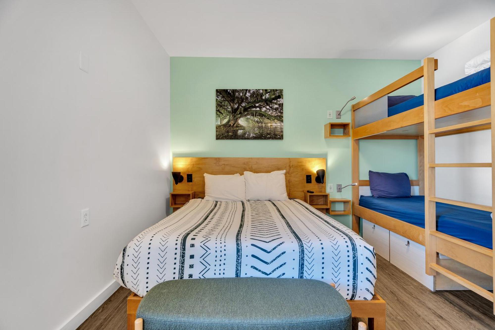 The Quisby Hotel New Orleans Room photo