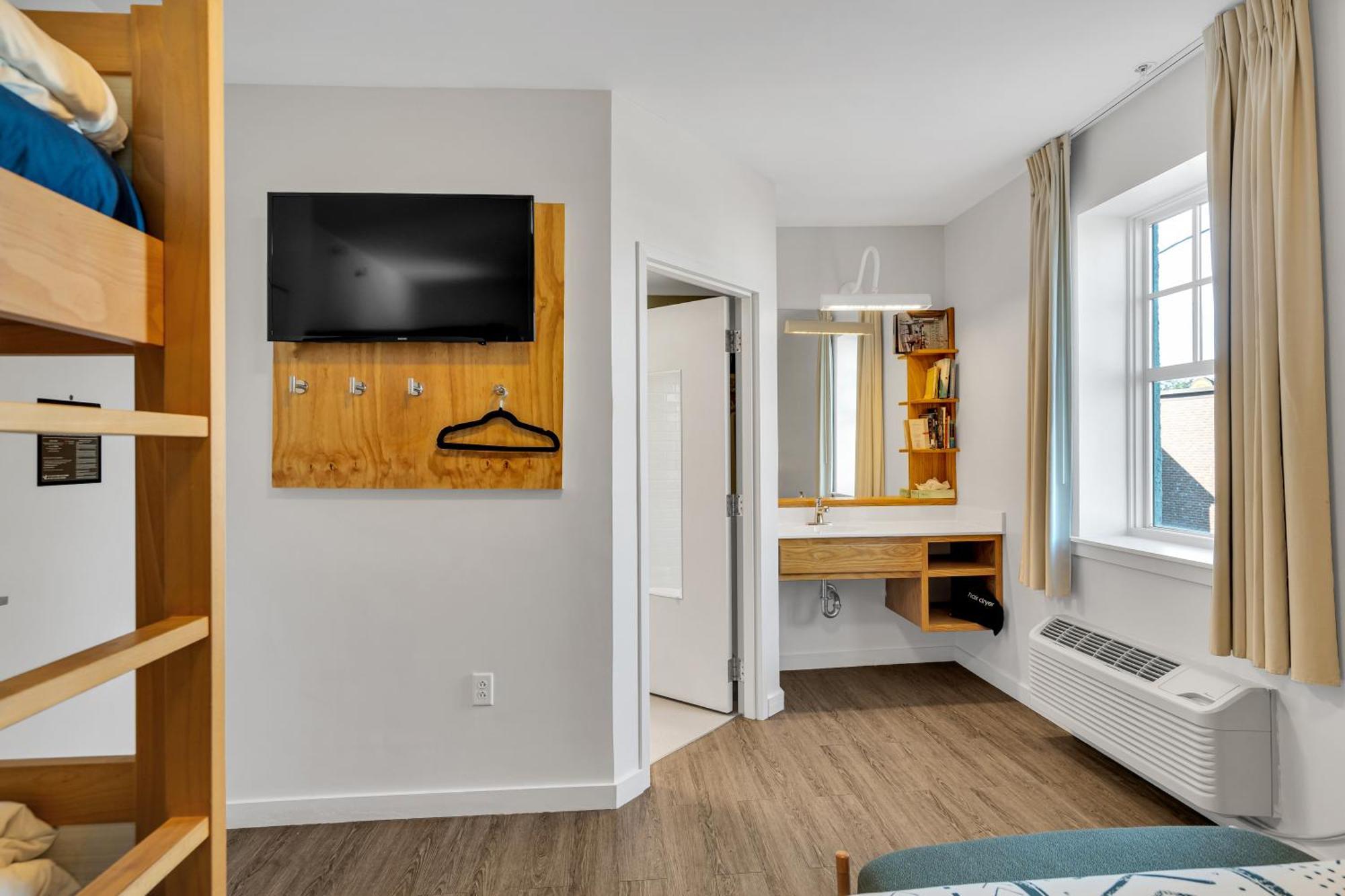 The Quisby Hotel New Orleans Room photo