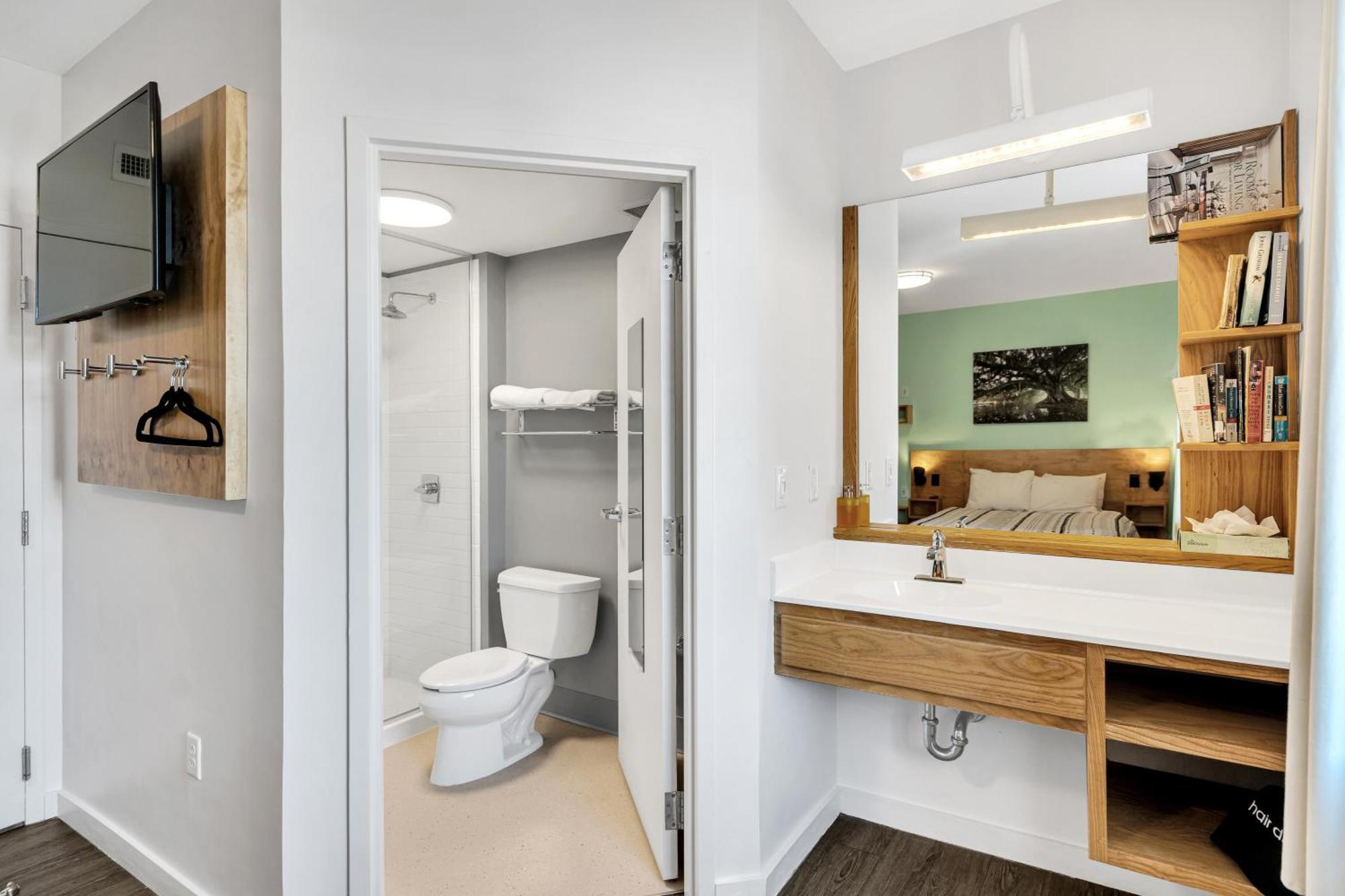 The Quisby Hotel New Orleans Room photo