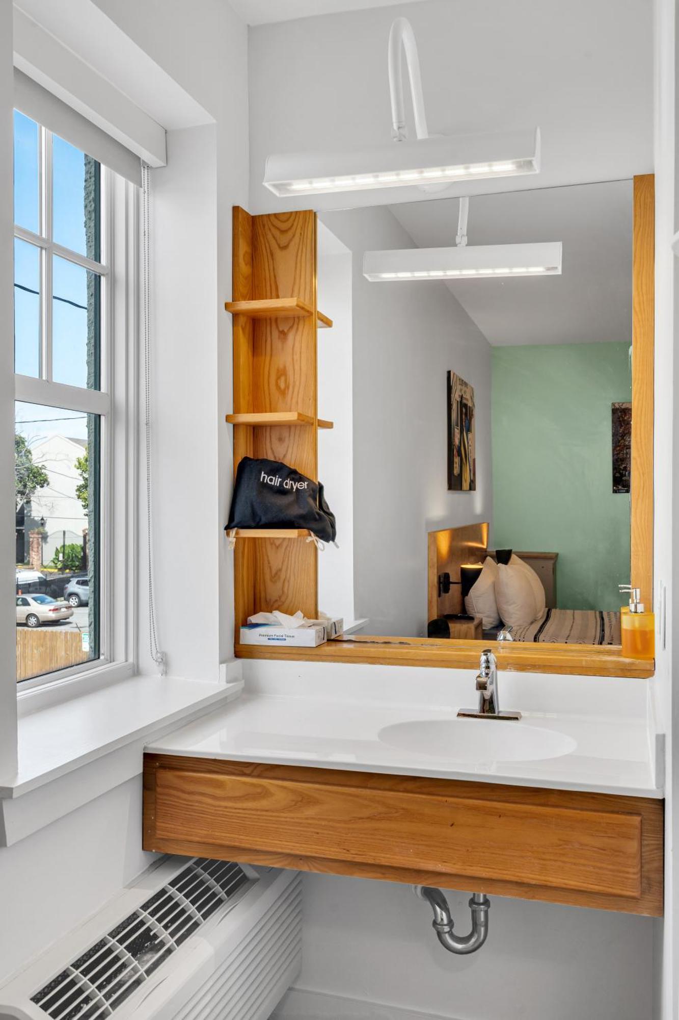 The Quisby Hotel New Orleans Room photo