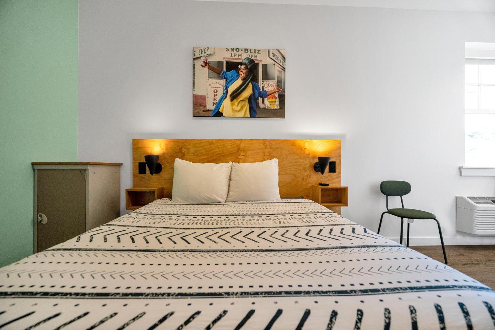 The Quisby Hotel New Orleans Room photo
