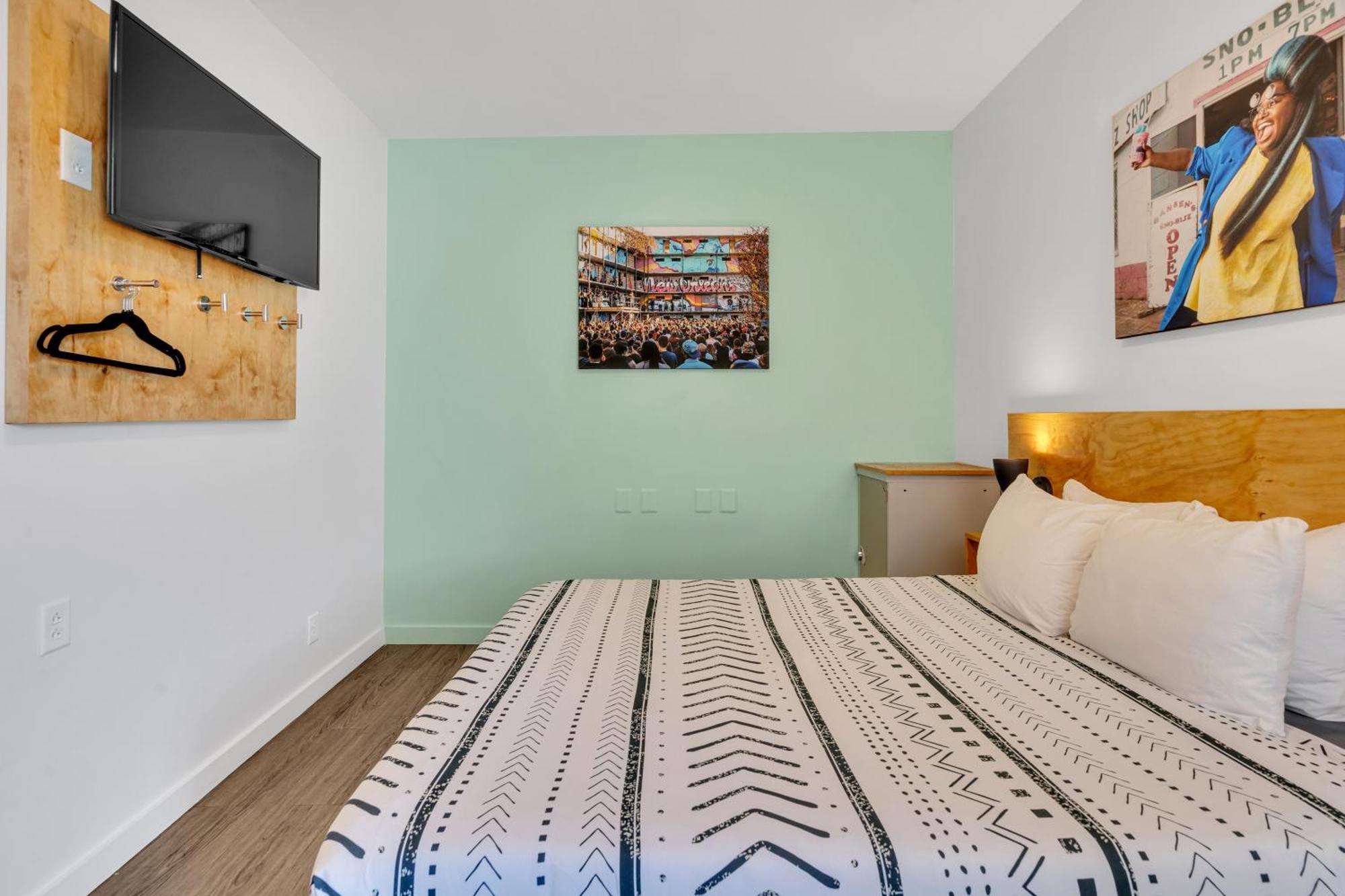 The Quisby Hotel New Orleans Room photo