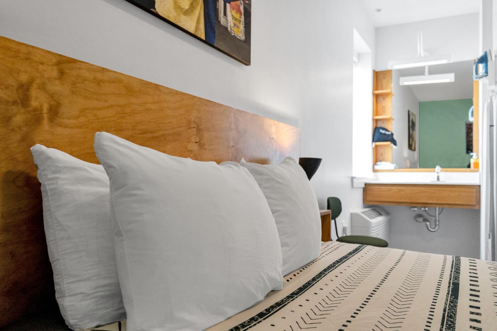 The Quisby Hotel New Orleans Room photo