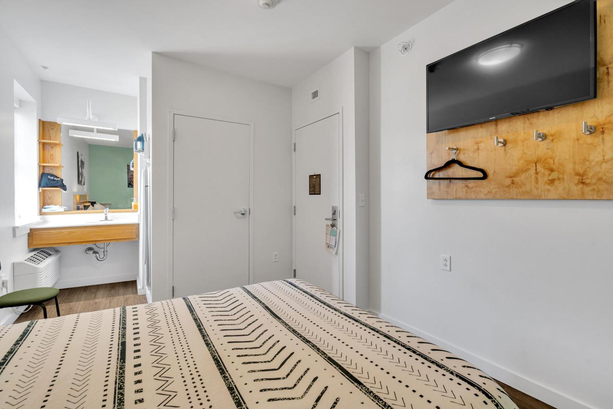 The Quisby Hotel New Orleans Room photo