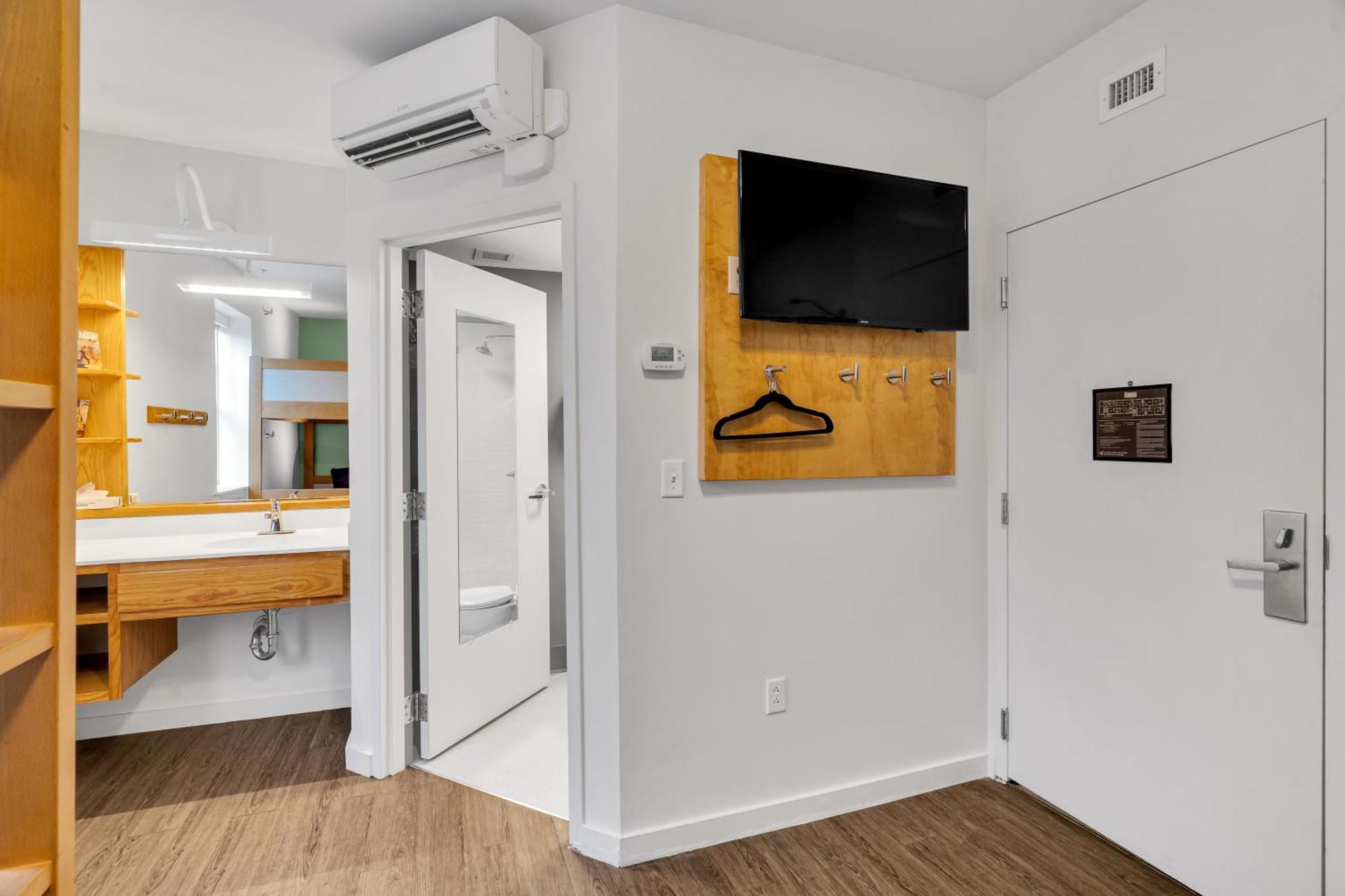 The Quisby Hotel New Orleans Room photo