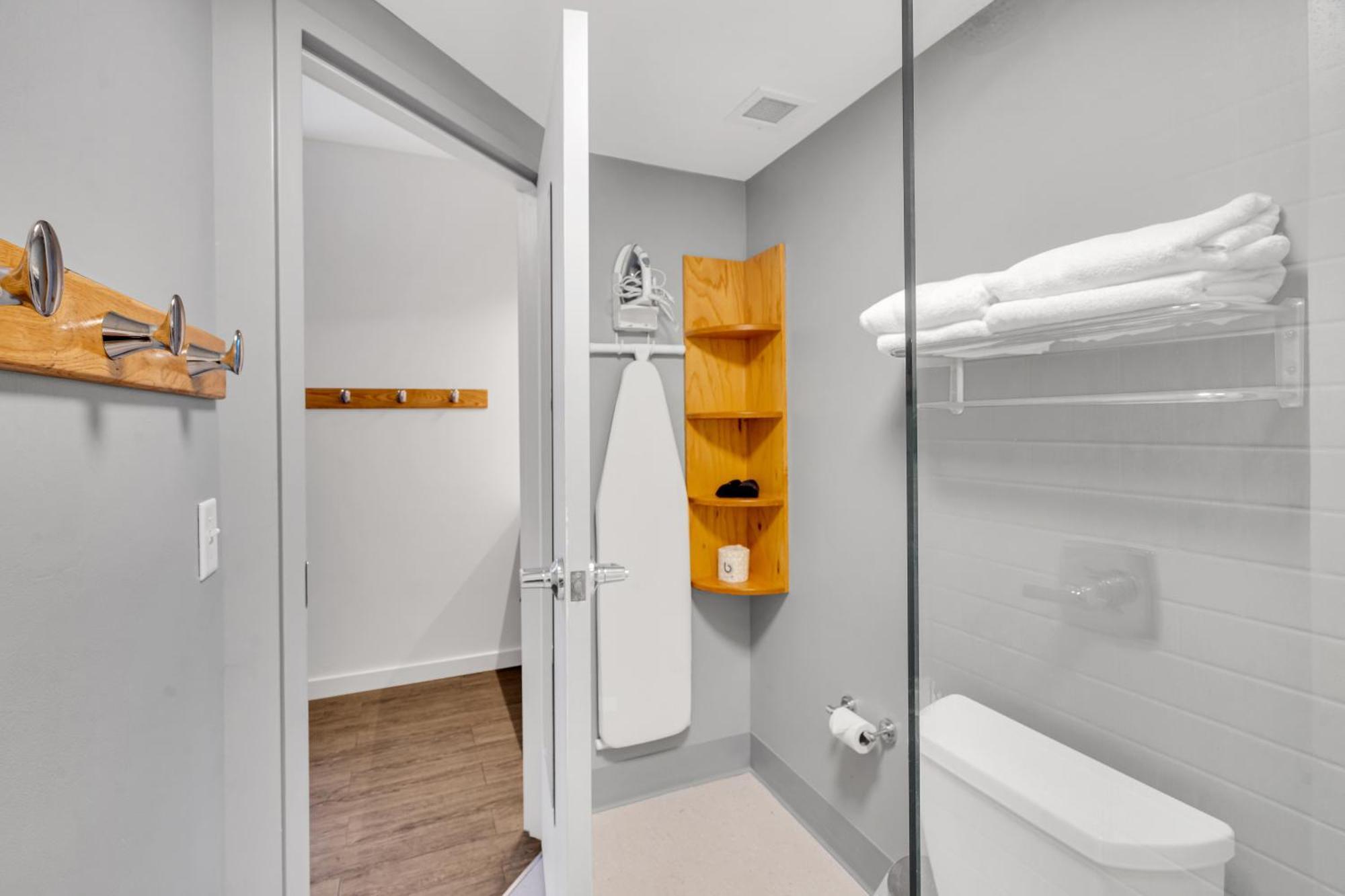 The Quisby Hotel New Orleans Room photo